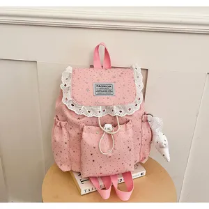 Vue détaillée du sac à dos rose imprimé étoiles, style mignon avec bordure en dentelle.