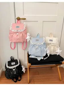 Vue détaillée du joli sac à dos avec imprimé étoiles et bordure en dentelle pour femmes.