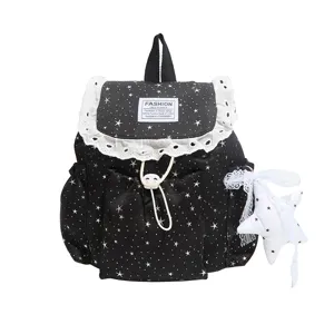 Sac à dos noir imprimé étoiles avec bordure en dentelle blanche et poche avant.