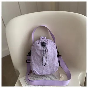 Borsa a tracolla viola leggera con coulisse, secchiello casual per telefono e borraccia.