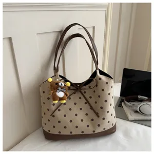 Borsa a tracolla in camoscio a pois da donna, shopper capiente con grazioso fiocco e ciondolo orsetto.