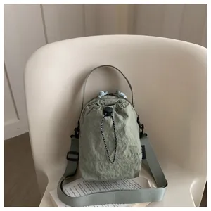 Leggera borsa porta bottiglia in nylon verde con coulisse, borsa a tracolla casual minimal.