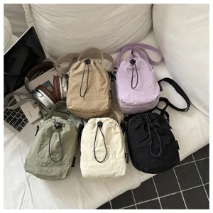 Borsa a secchiello con coulisse in nylon leggero, borsa a tracolla casual per telefono e tazza.