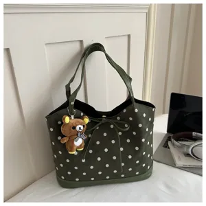 Borsa tote in camoscio a pois verde scuro con ciondolo orsetto, elegante borsa a tracolla da donna.