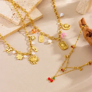 Gelaagde vergulde roestvrijstalen ketting met zon, maan en kersen bedels voor dames.