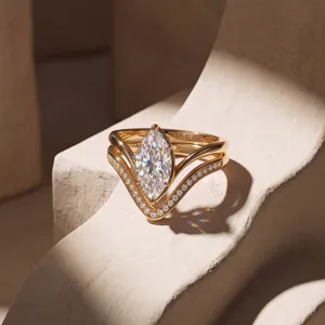 Nahaufnahme des eleganten markisenförmigen Moissanit-Stapelrings mit funkelndem Pavé.