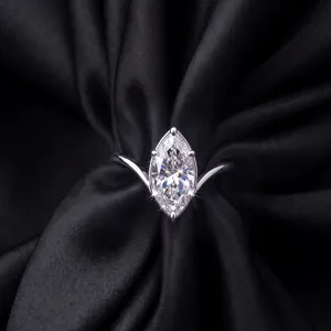 Detailansicht des Marquise Moissanit Rings mit elegantem gedrehten Band als Silberschmuck