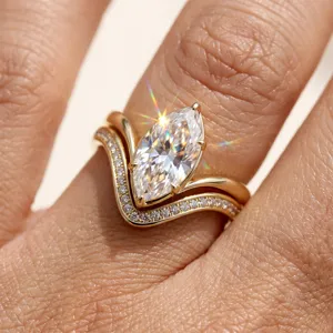 Nahaufnahme eines funkelnden Marquise Moissanit Ring-Sets mit zierlichem Zirkon-Besatz.