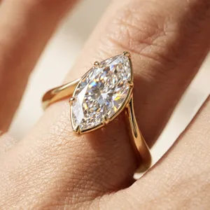 Luxus Markise Schliff Moissanite Ring mit elegantem verdrehtem Goldband Detail.