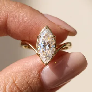 Exquisite Nahaufnahme Detail des Marquise Rings mit Moissanit und gedrehtem Goldband.