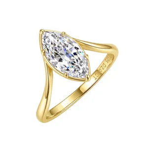 Exquisiter Moissanit Ring im Markisenschliff mit vergoldeter Twist-Schiene Hauptansicht.