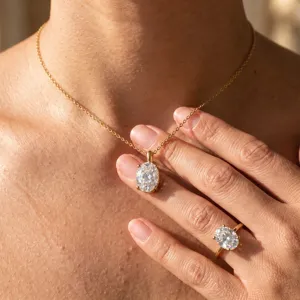 Vue rapprochée détaillée d'un élégant ensemble bague et collier en argent 925 moissanite.
