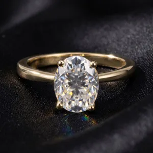 Vue détaillée d'une bague en argent 925 avec moissanite ovale, design solitaire classique.