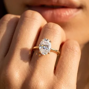 Bague ovale en argent 925 avec moissanite, design solitaire classique pour femmes.