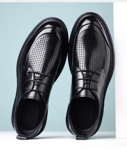 Vue détaillée de chaussures formelles noires pour hommes en cuir avec design perforé.