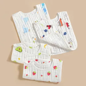 Doux bavoirs et serviettes de lavage multifonctionnels en gaze de coton pour bébé.
