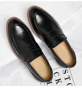 Gros plan détaillé de mocassins en cuir noir montrant des coutures soignées et un design élégant.