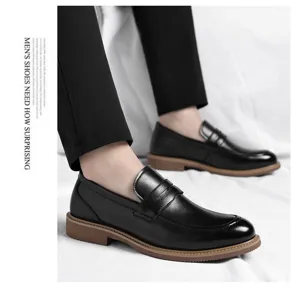 Vue rapprochée détaillée de mocassins de ville décontractés pour hommes en cuir noir.