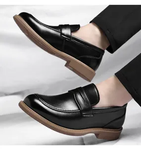 Vue détaillée de mocassins penny en cuir noir pour homme, chaussures habillées marron.