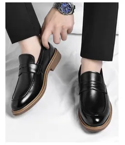 Chaussures plates homme en cuir noir, style mocassins décontractés pour affaires et loisirs.