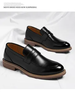 Détail de mocassins homme en cuir noir, chaussures casual affaires style rétro classique.