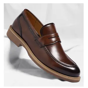 Gros plan détaillé de mocassins pour hommes en cuir marron classique, design élégant.