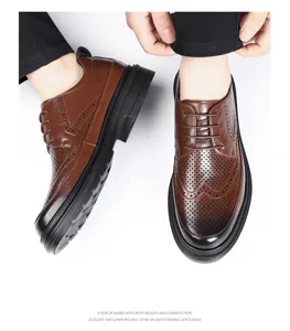Chaussures richelieu brogues en cuir marron pour homme, élégantes et confortables au bureau.