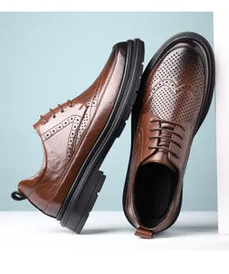 Vue de détail de chaussures de ville marron brogues ajourées pour homme, perforées et lacées.