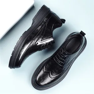 Hommes chaussures brogues en cuir noir vue de dessus, style formel et decontracté.