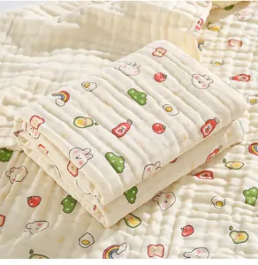 Detailaufnahme der weichen Baumwoll-Musselin Babydecke mit niedlichem Cartoon-Muster.