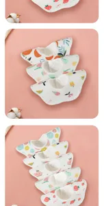 Vista de primer plano detallada de baberos de algodón para bebés con frutas de dibujos.