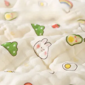 Weiches Baumwollgaze-Babybadetuch und Kuscheldecke mit süßem Cartoon-Druck für Neugeborene.
