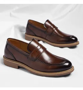 Gros plan sur des mocassins homme en cuir marron, montrant une texture et des coutures.