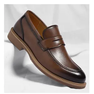 Détail de la texture en cuir marron et des coutures sur les mocassins classiques.