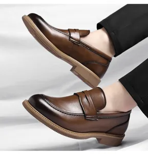Mocassins de ville retro en cuir marron pour homme, vue en detail chaussures casual.