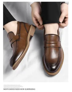 Vue détaillée de mocassins en cuir marron, finition dégradé vintage, confortable.