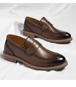 Vue détaillée de mocassins classiques en cuir marron avec texture et belles finitions.