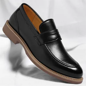 Mocassins noirs classiques en cuir pour homme, chaussures slip-on élégantes et confortables.