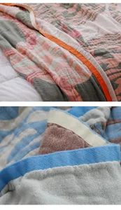 Gros plan détaillé d'une couverture en gaze de coton à quatre couches et bordure douce.