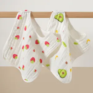Bavoir bébé en gaze de coton bio avec motif de fruit mignon, détail doux et respirant.