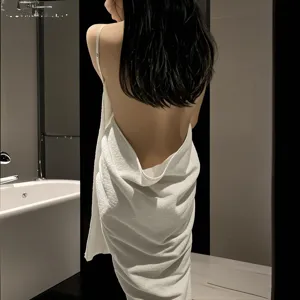 Rugloos draagbaar badhanddoekjurk voor vrouwen, sexy loungewear en comfortabele slaapkleding.