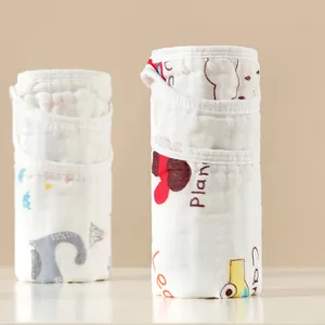 Joli torchon de lavage pour bébé en gaze de coton pur imprimé de dessins animés, doux et absorbant.