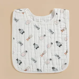 Vue détaillée du bavoir bébé en gaze de coton respirant, motifs d'animaux mignons, doux, confort.