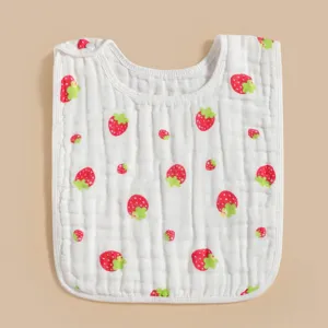 Bavoir de bébé en gaze de coton douce avec un joli détail d'imprimé fraise rouge
