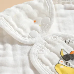 Gros plan détaillé de bavoir bébé en gaze de coton pur avec boutons-pression blancs, texture douce.