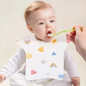 Süßes wasserdichtes Baby Lätzchen mit bunten Motiven, weiches Baumwoll Kleinkind Tuch.