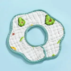 Vista dettagliata della bavetta in garza di cotone spessa 8 strati con stampa di avocado.