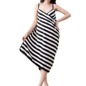 Zwart-wit gestreepte draagbare badhanddoekjurk, sexy loungewear met spaghettibandjes voor thuis.