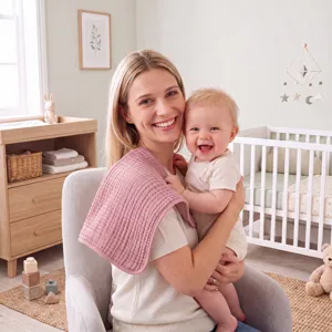 Weiches reines Baumwollmusselin Baby Spucktuch und Waschlappen in Rosa, Hauptansicht.