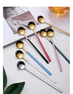 Ensemble de cuillères à mélange longues en acier inoxydable avec poignées colorées pour café.